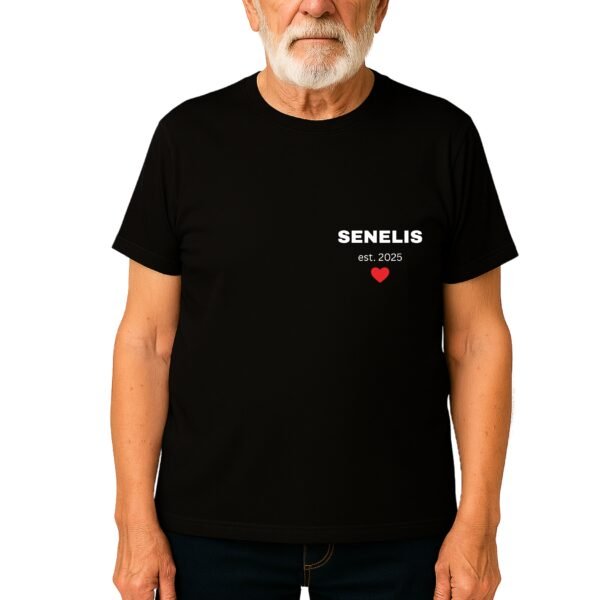 Senelis est. 025 juoda Marškinėliai SENELIS est. 2025 su keičiama DATA