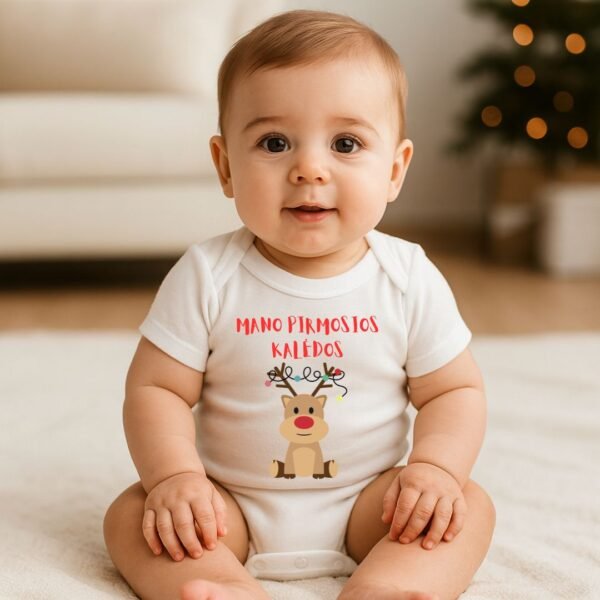 MANO PIRMOSIOS KALĖDOS su linksmu elniuku 🎄✨ Pirmųjų Kalėdų stebuklas – su dar daugiau žaismingumo! Mielas elniukas su spalvotomis lemputėmis ir užrašas „Mano pirmosios Kalėdos“ pavers mažylio šventes linksmomis ir įsimintinomis. Tinka dovanai, fotosesijai ar šventinei dienai pas močiutes. 🦌💛 Minkštas, patogus ir sukurtas mažosioms šventinėms akimirkoms.
